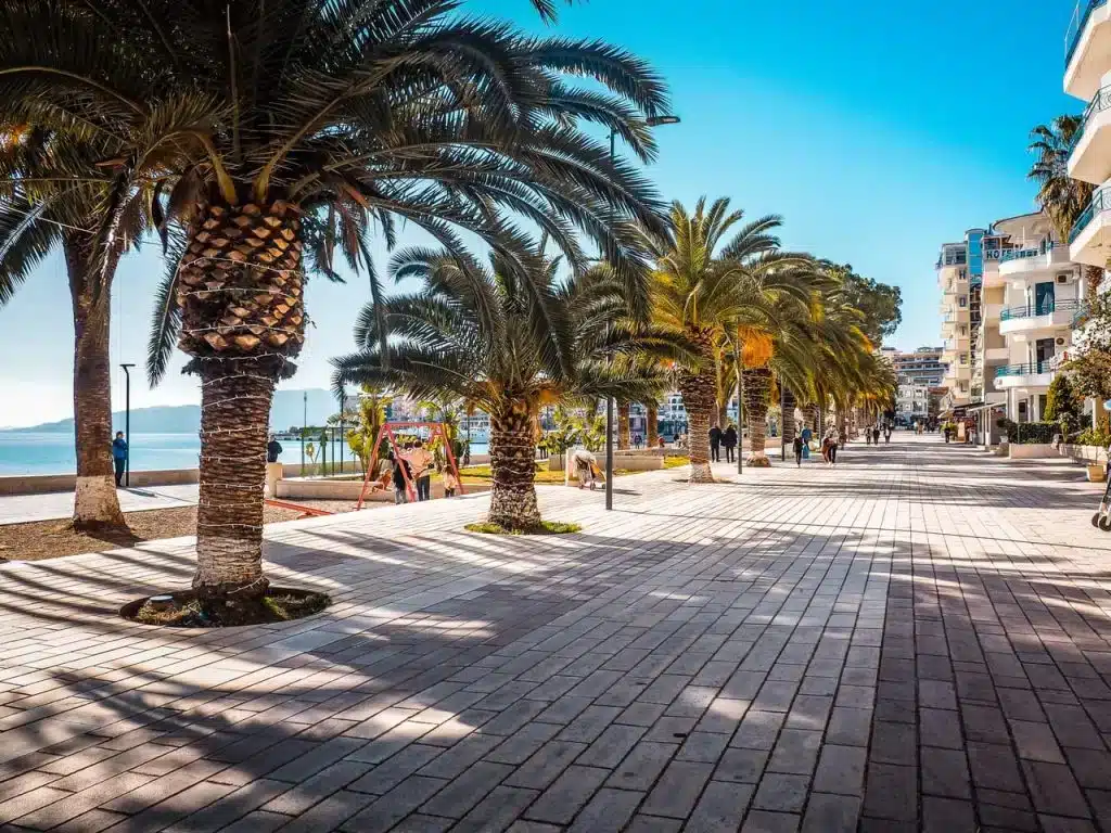 Sarande Boulevard med palmer vid havet