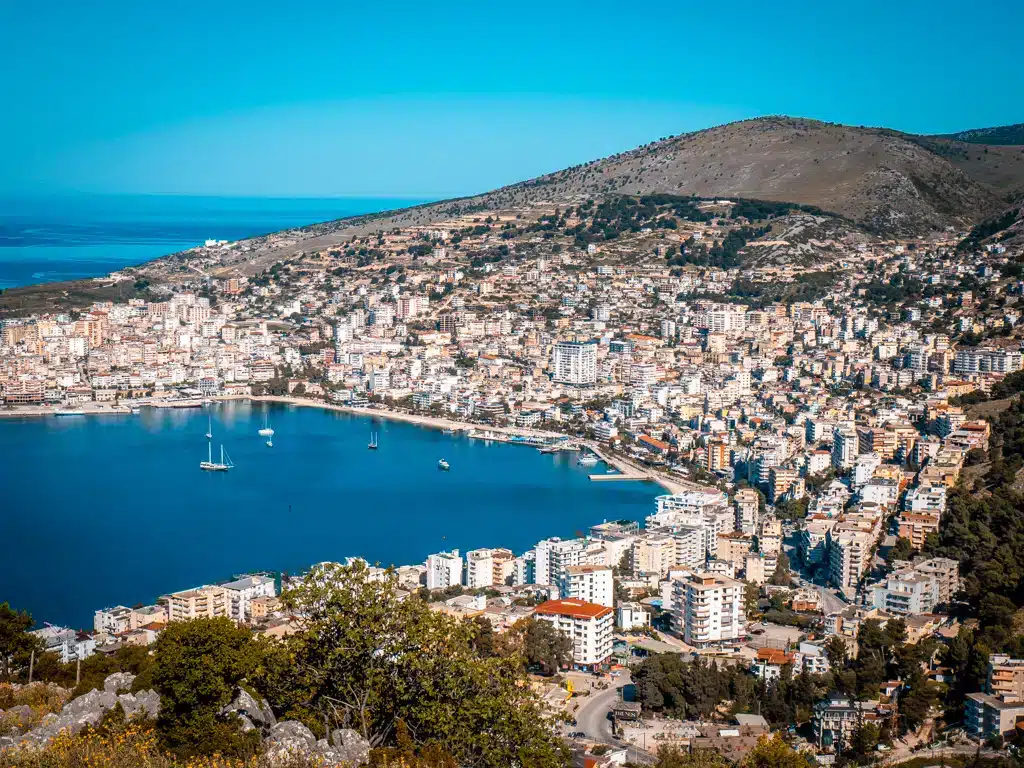 Sarande stad Albanien vid Joniska kusten - stadsvy från ovan