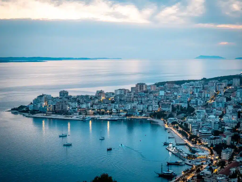 Utsikt över Sarande stad vid solnedgången