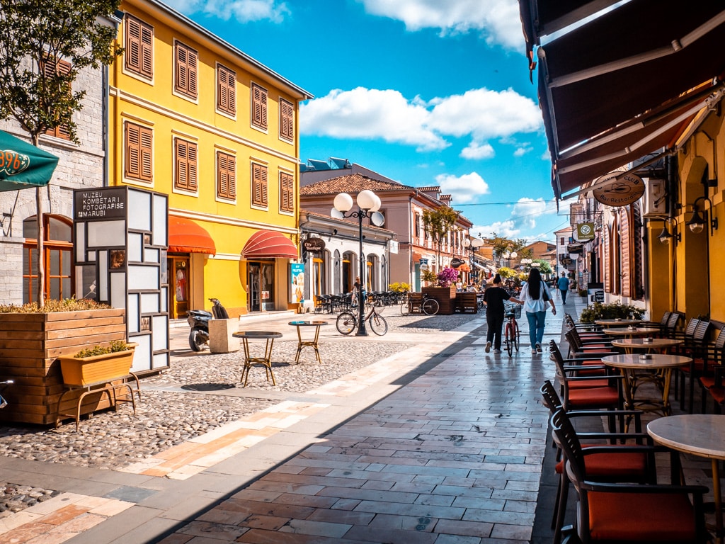 Kolorowa architektura we włoskim stylu na ulicy Rruga Kole Idromeno w Shkoder