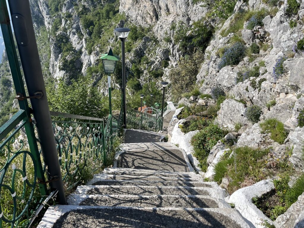 מסלול הליכה לפסגת הר קרויה ולמקדש סארי סאלטיק