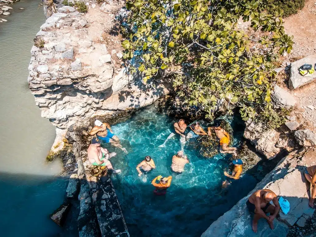 Benje Thermale bronnen bij permet albania_zicht op zwembad van bovenaf 
