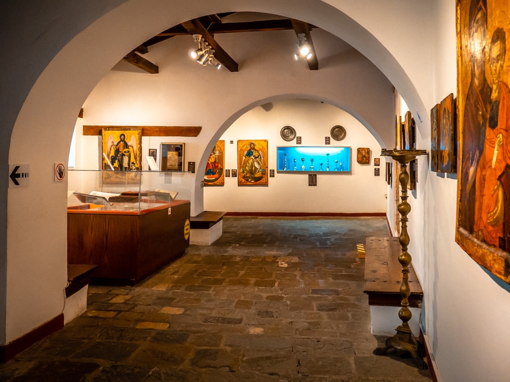 All'interno del Museo Onufri di Berat - dipinti e icone antiche esposti in una sala simile a un caveau