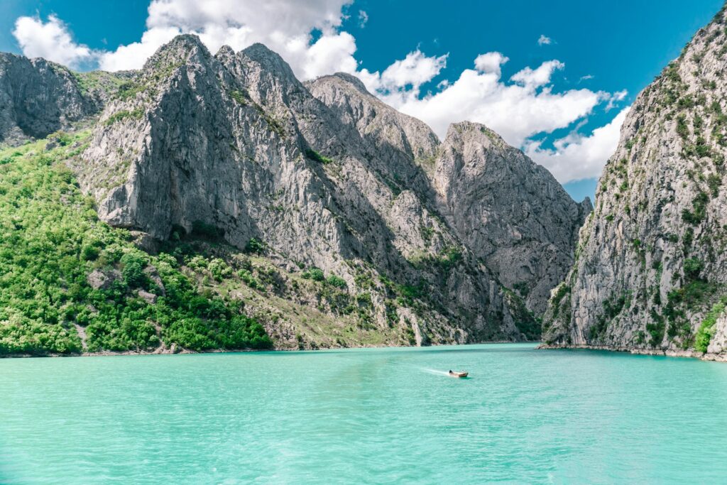 Północna Albania_Jezioro Komani z albańskimi fiordami otaczającymi łódź