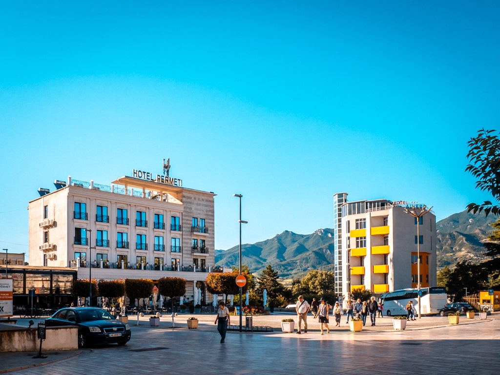 Permet, Albanien – Hotell vid huvudtorget