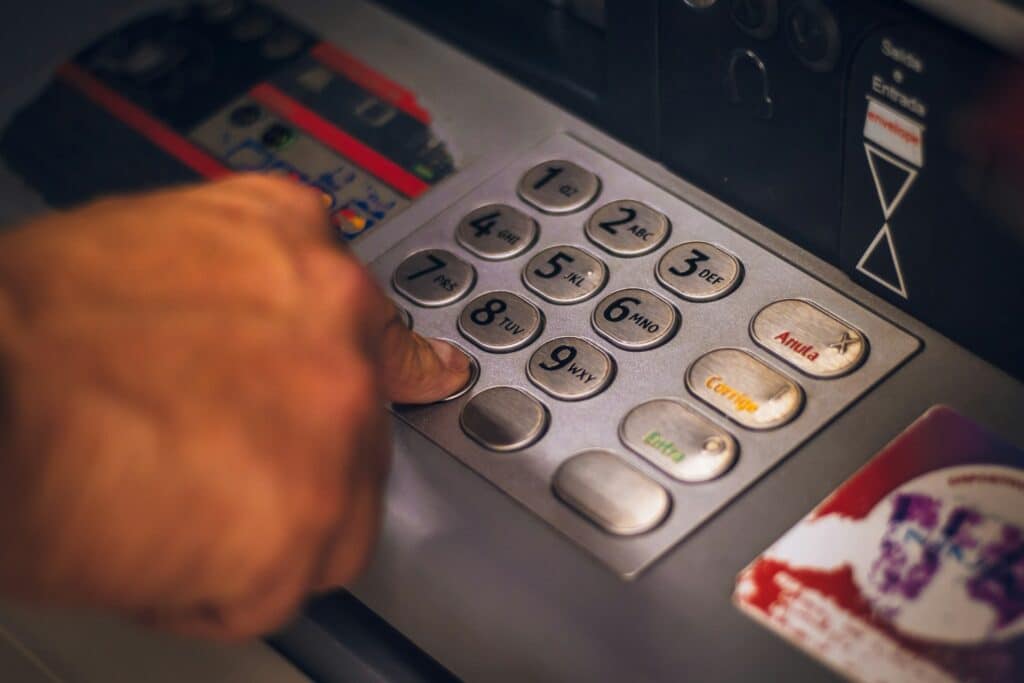 veiligheidstips albanië_geld opnemen uit een geldautomaat