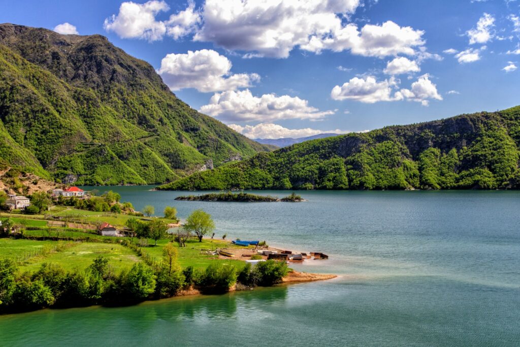 Albania pogoda_lake Koman w kwietniu