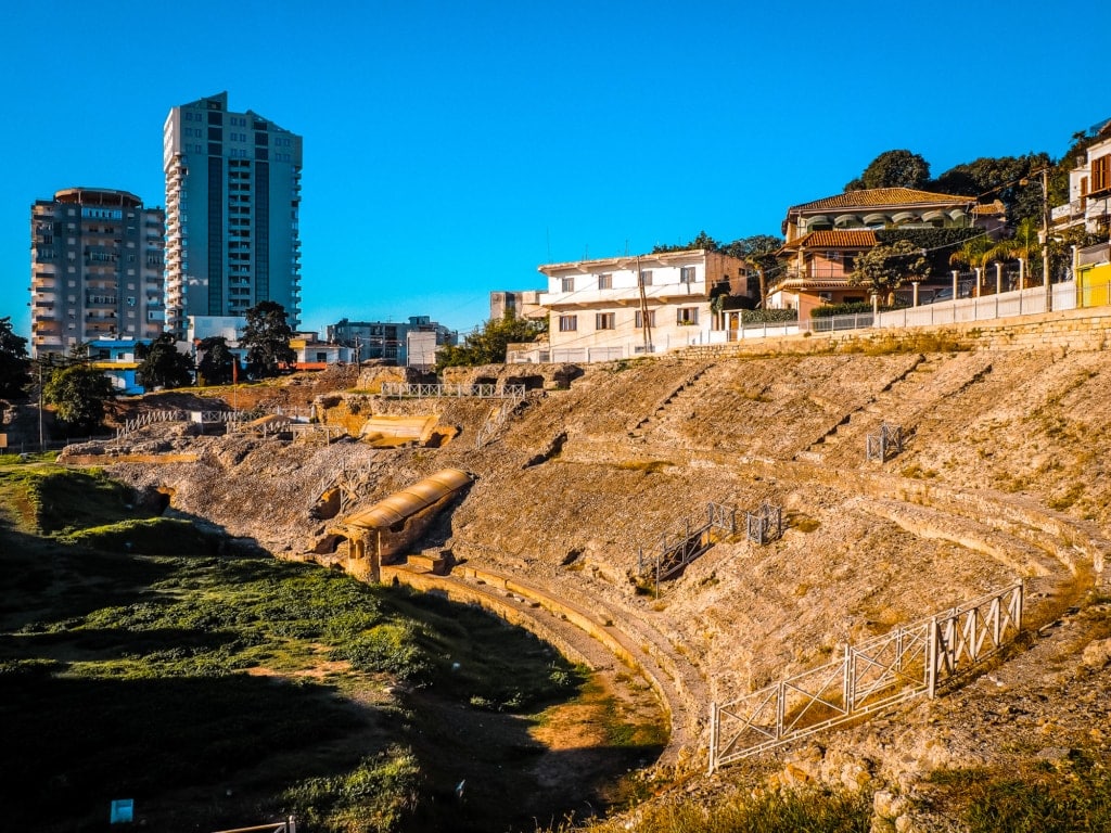 Amphithéâtre de Durres entouré de blocs d'habitations