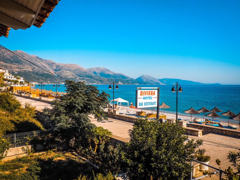 Qeparo Albania - plaża w wiosce w pobliżu morza
