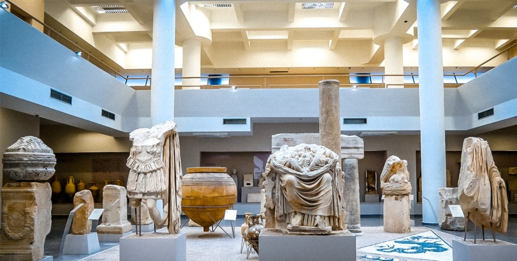 Le musée archéologique de Durres avec des sculptures de l'antiquité romaine