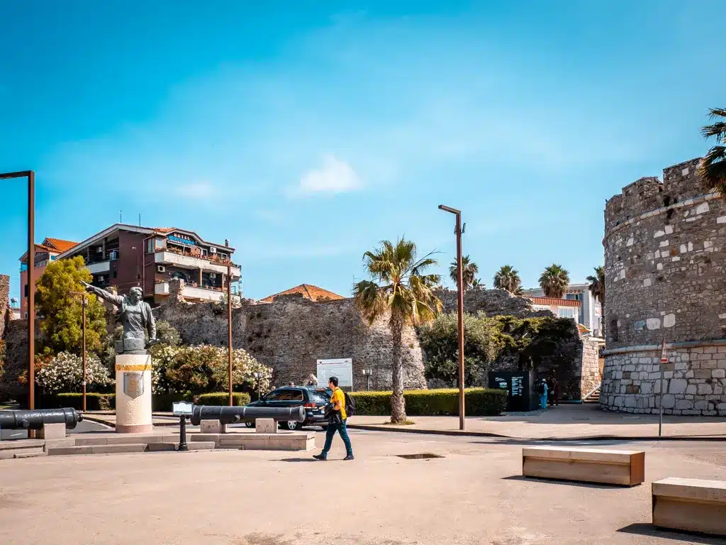 Tour vénitienne de Durres avec les vestiges de la muraille de la ville