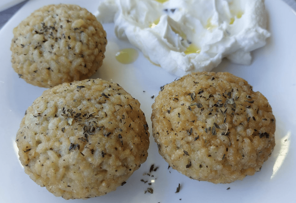 qifqi_Gjirokaster rijstballen met munt en peper