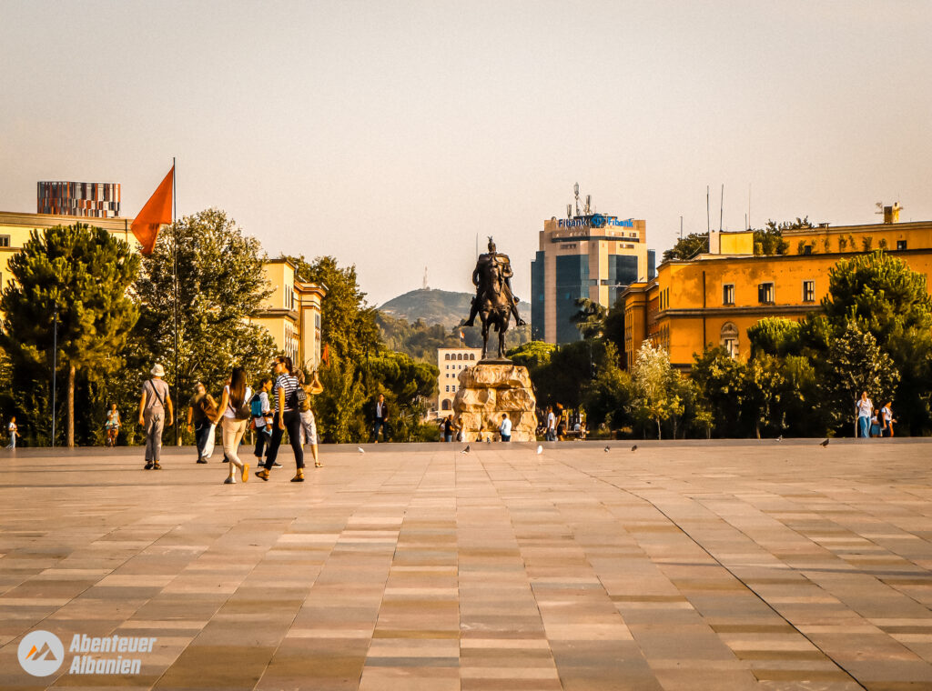 Färgstark och spännande: det finns mycket för dig att upptäcka i Albaniens huvudstad Tirana. Det är den perfekta avslutningen på din roadtrip.